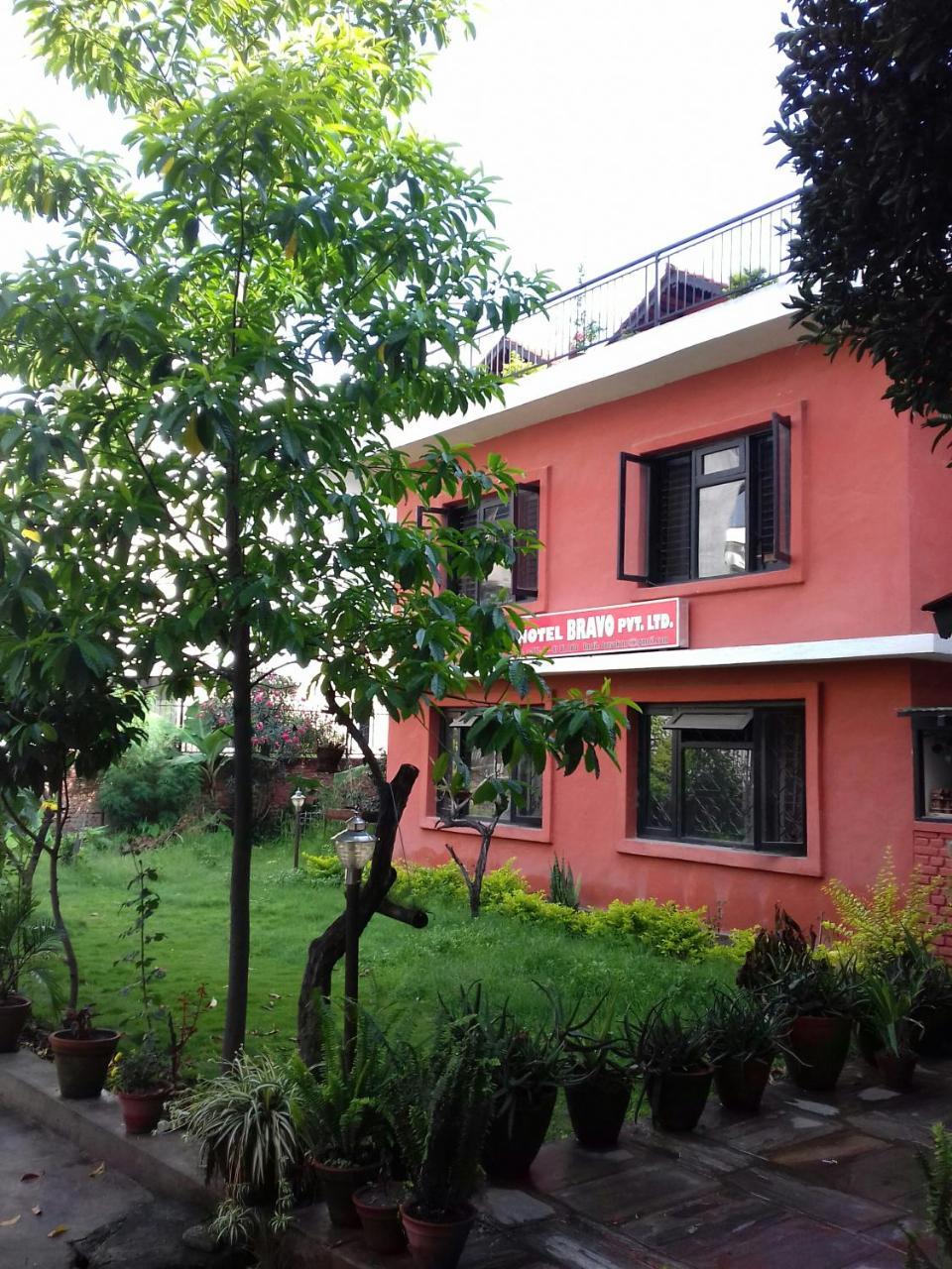 Hôtel Bravo à Katmandou Extérieur photo
